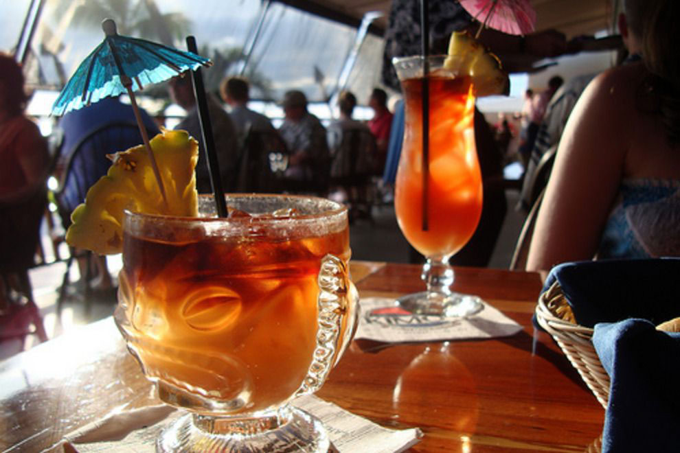 Kimo’s Maui offers oceanfront dining, live Hawaiian music, and heavenly cocktails. Image Source